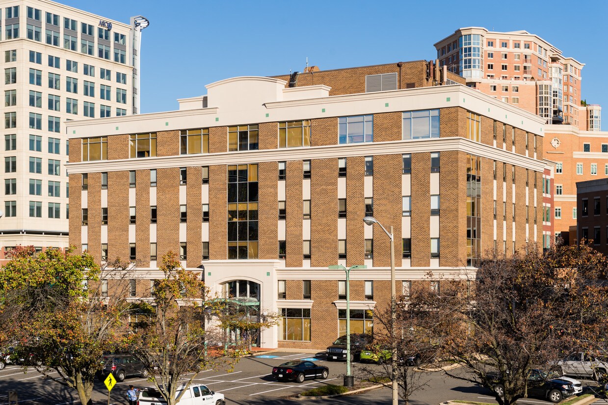 2121 Eisenhower Avenue and the surrounding Alexandria business district